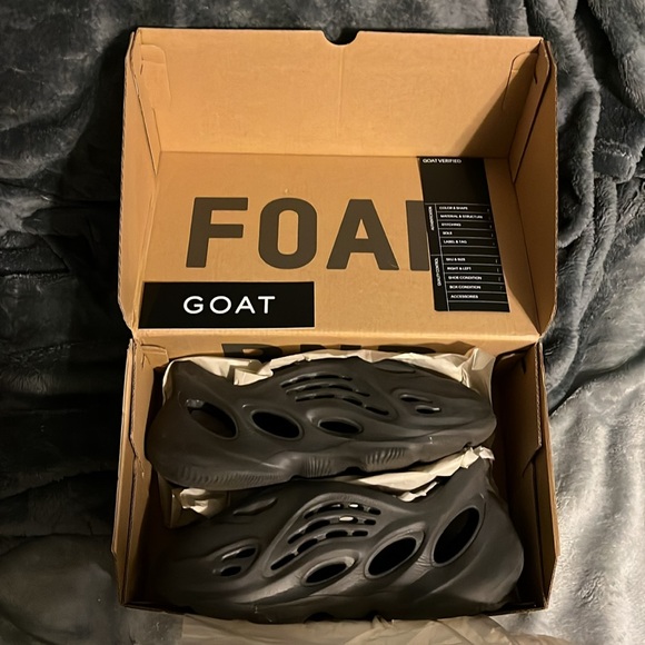 Easy foam runners from GOAT size 7 in men’s lightly worn onyx - Picture 12 of 12